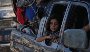 Un grupo de palestinos abandonan Ciudad de Gaza en un vehículo cargando sus enseres para huir de los bombardeos de Israel.