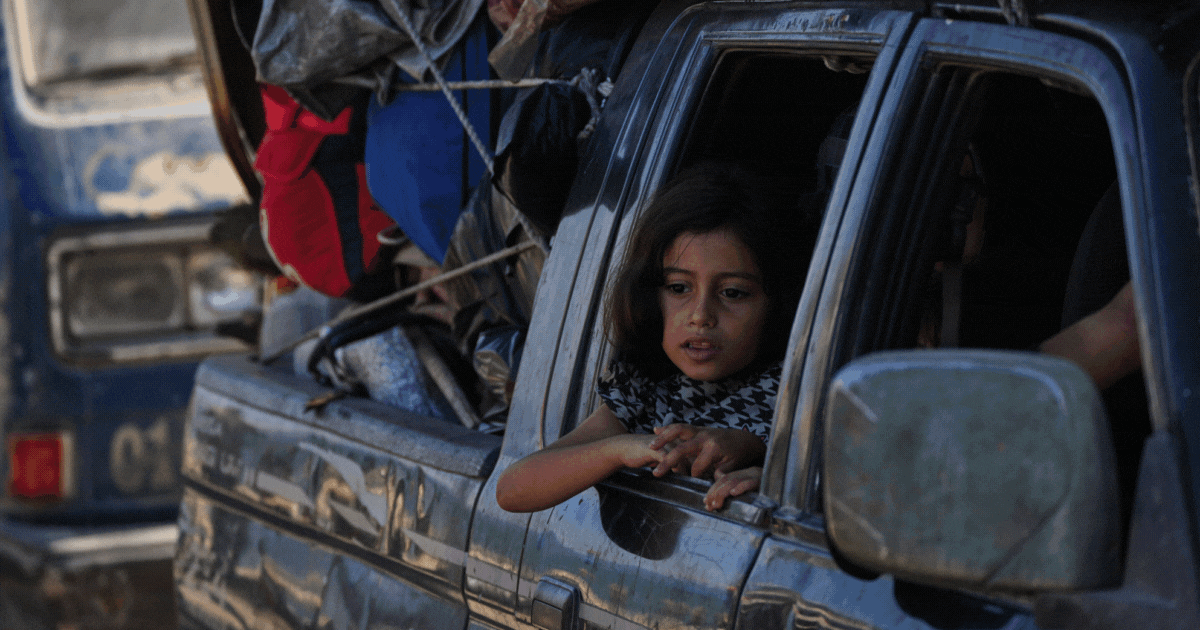 Un grupo de palestinos abandonan Ciudad de Gaza en un vehículo cargando sus enseres para huir de los bombardeos de Israel.