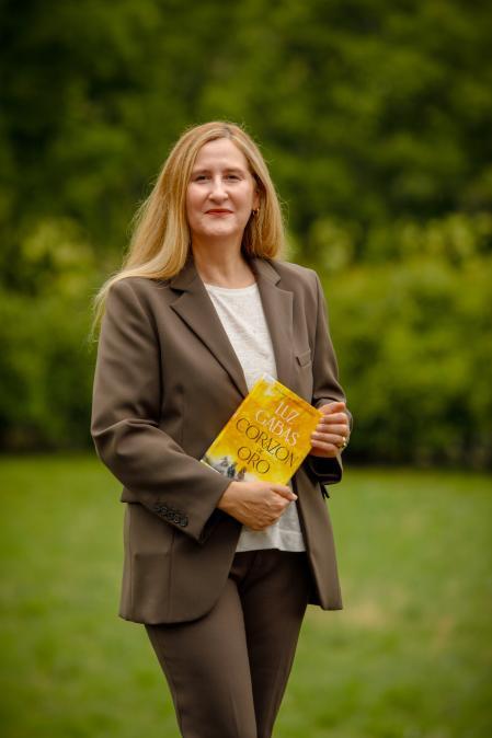 Luz Gabás con su libro en las manos que tiene lugar al oeste del Misisipi