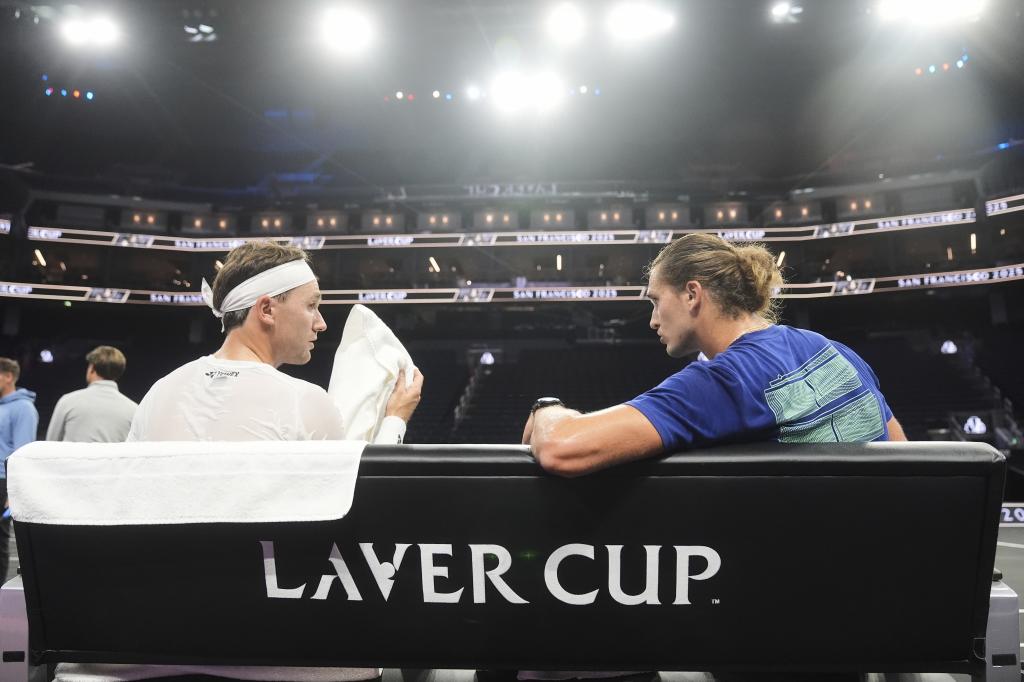 Casper Ruud y Alexander Zverev durante una práctica en la Laver Cup. (AP Photo/Jeff Chiu)