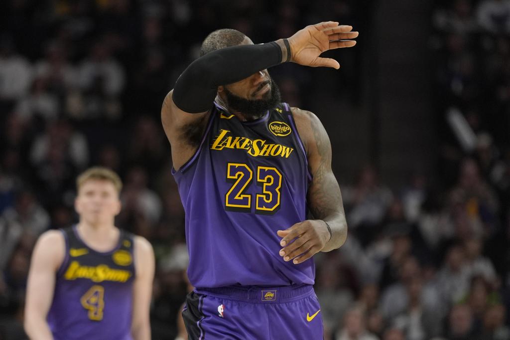 LeBron James se seca el sudor durante un encuentro.