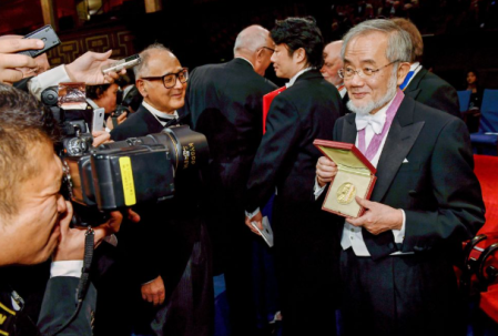Yoshinori Ohsumi recibiendo el Premio Nobel de Medicina, en 2016