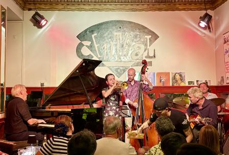Andrea Motis, durante su actuación del 14 de septiembre de 2025 en el Café Central de Madrid