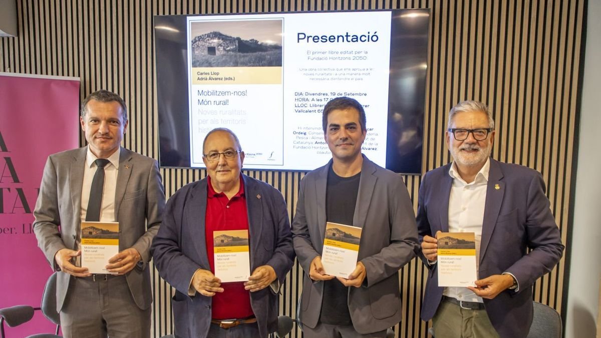 El conseller Ordeig, ayer en La Fatal con Antoni Gelonch, Adrià Álvarez y Fèlix Larrosa. - JORDI ECHEVARRIA