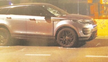 El Range Rover con el cristal roto donde impactó la estudiante ponferradina cuando cruzaba un paso de cebra