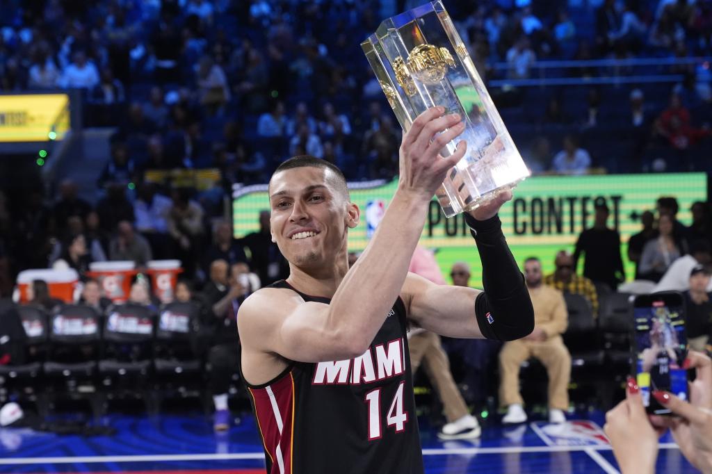 Tyler Herro con el trofeo del concurso de triples
