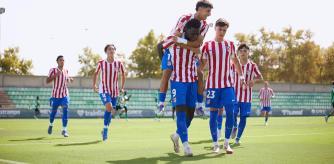 Victoria del Atlético Madrileño, filial del Atlético de Madrid. Omar Janneh, celebrando con los compañeros.