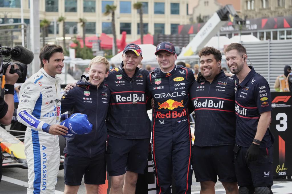Sainz posa con Verstappen y su equipo.