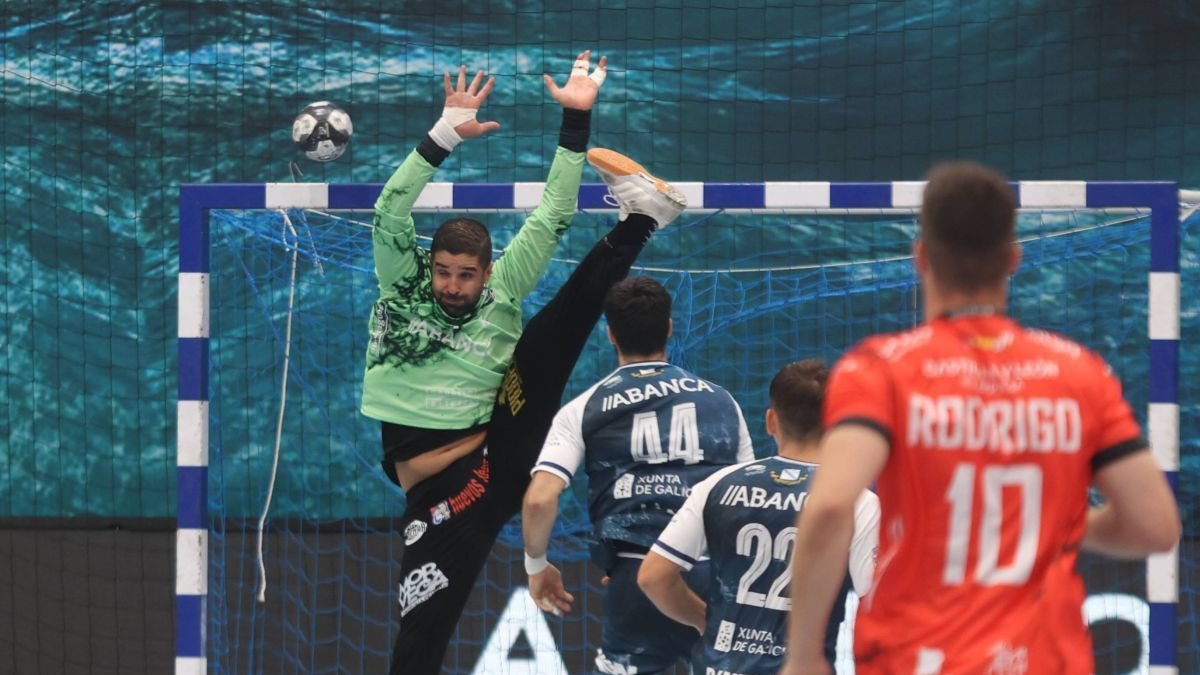 El Abanca Ademar protagonizó un gran debut en Liga frente al BM Cangas.