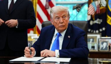 Trump ataca la inmigración legal con una tasa anual de 100.000 dólares