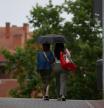 Dos mujeres se protegen de la lluvia con un paraguas, a 8 de junio de 2024, en Madrid (España). La llegada de una Depresión Aislada en Niveles Altos (DANA) a España va a provocar durante el fin de semana y hasta el jueves de la semana que viene un episodio de chubascos casi generalizados en la Península y una bajada de las temperaturas de más de 10ºC, según la Agencia Estatal de Meteorología (AEMET).