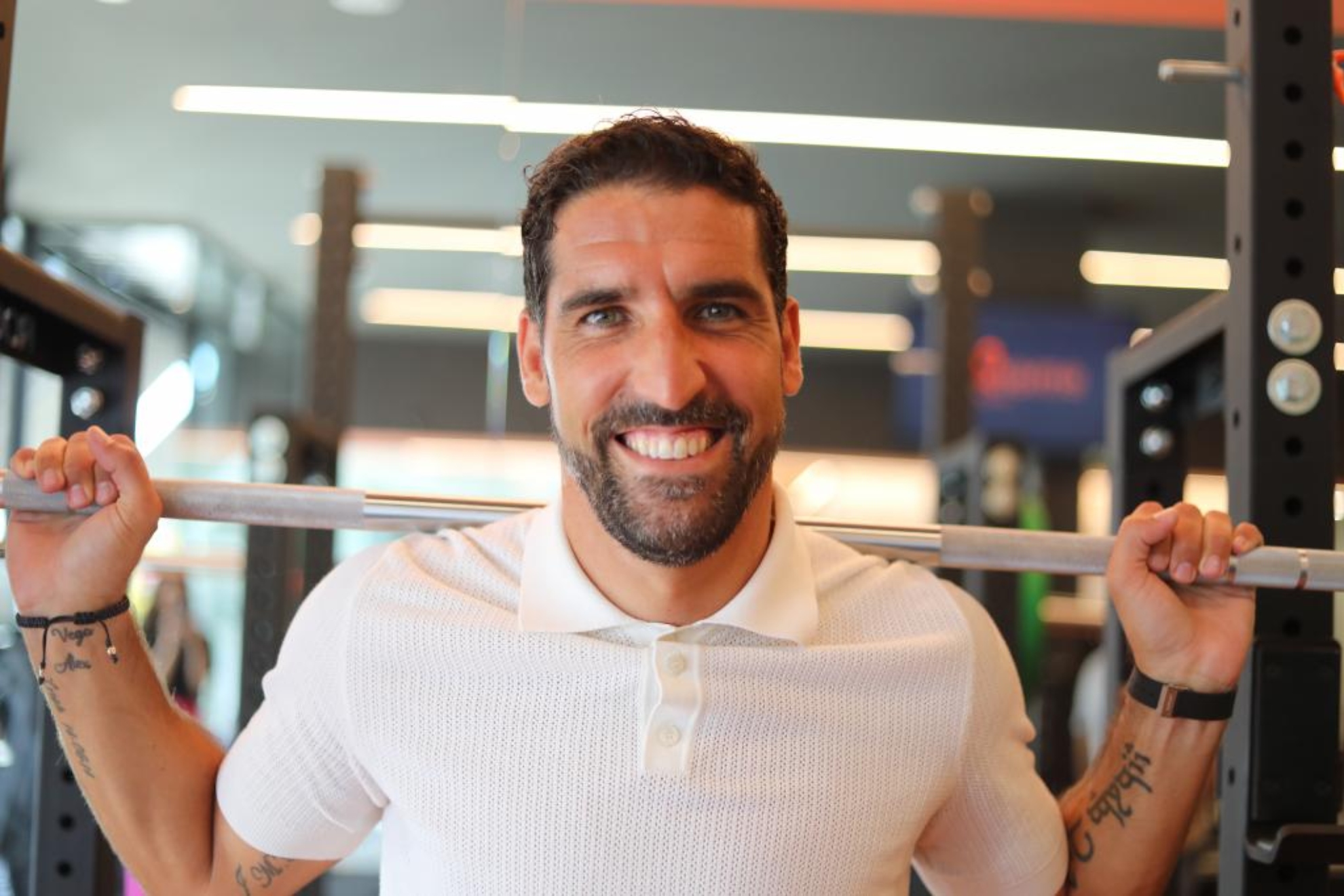 Raúl García, con las pesas.