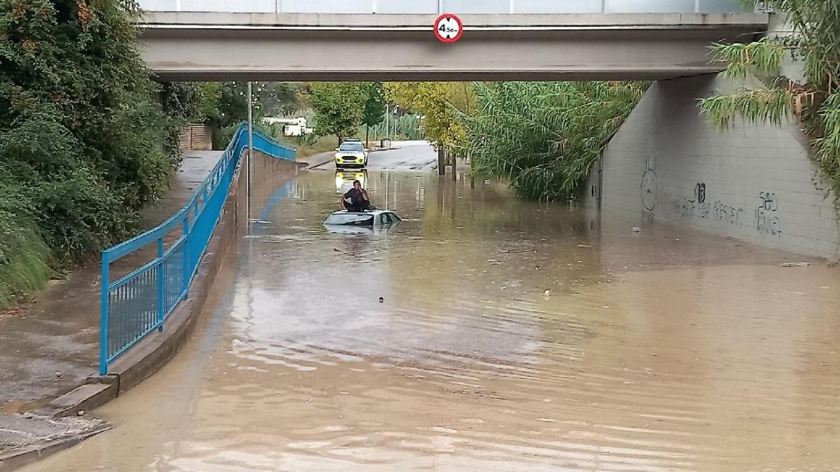 Cancelaciones en el Prat, carreteras cortadas y alteraciones en Rodalies por las fuertes lluvias