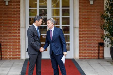 El presidente del Gobierno, Pedro Sánchez, recibe este jueves al líder del PP, Alberto Núñez Feijóo, en el Palacio de la Moncloa para abordar la seguridad en Europa y el gasto en defensa en la que es su primera reunión a solas desde 2023.