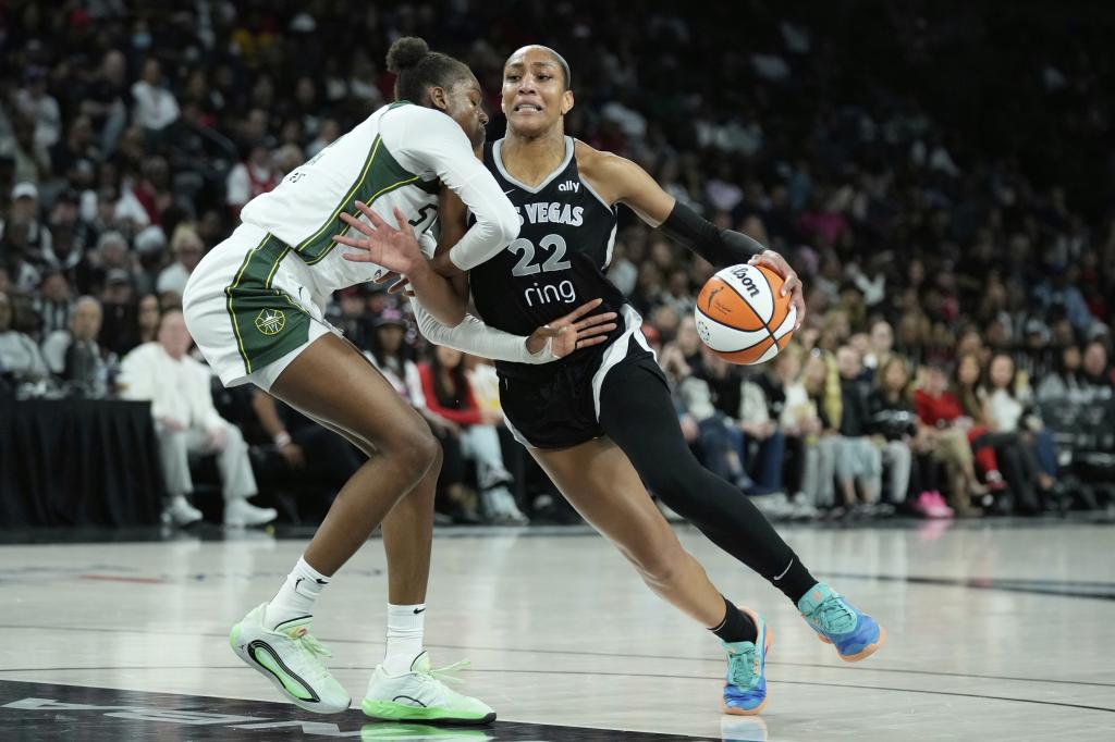 A'ja Wilson ante Dominique Malonga en un partido de Playoffs de la WNBA.