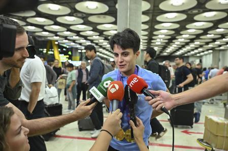 MAría Pérez, atendiendo a la prensa