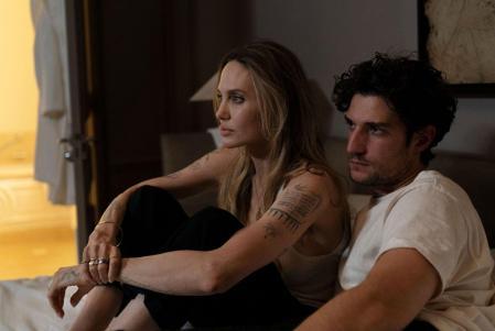 Angelina Jolie y Louis Garrel en la película