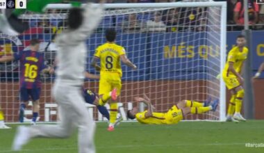 ¡Surrealista! Un espontáneo corría por el campo mientras Rashford y Olmo conectaban para el tercero
