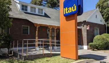 Un banco despide a 1.000 empleados tras monitorearlos durante el teletrabajo y descubrir su "falta de productividad"