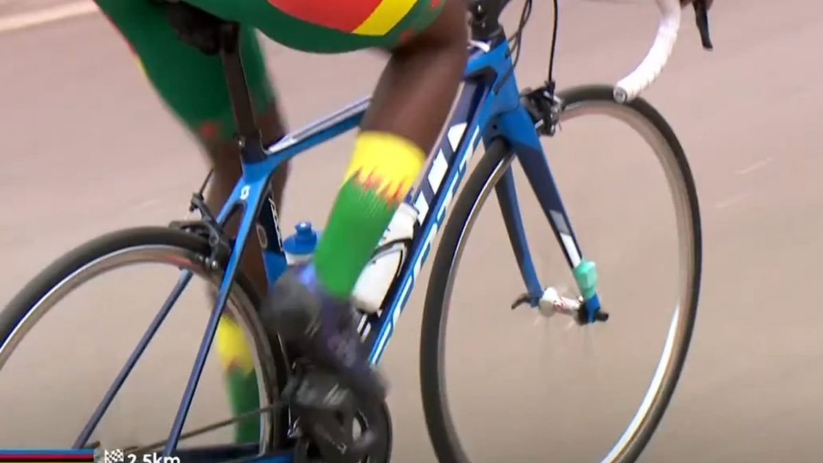 ciclistas con transmisión mecánica y sin carbono