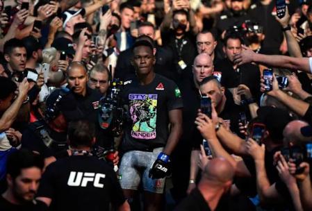 Israel Adesanya, en su entrada al octágono dentro del UFC 243 en Melbourne, Autralia