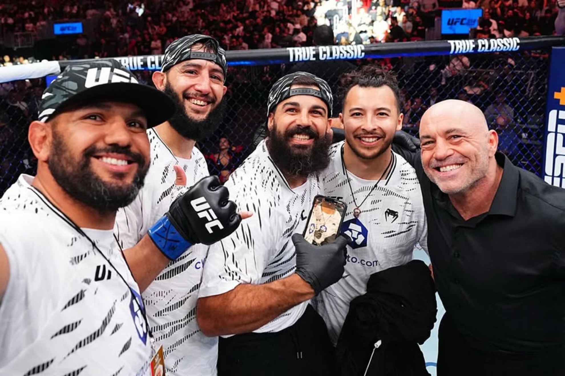 Dominick Reyes celebrando junto a Joe Rogan y su equipo una victoria en la UFC.