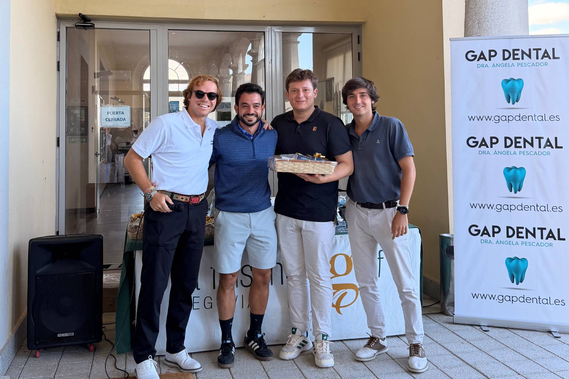 Jorge Simón, segundo por la izquierda, ganó el premio scratch del torneo