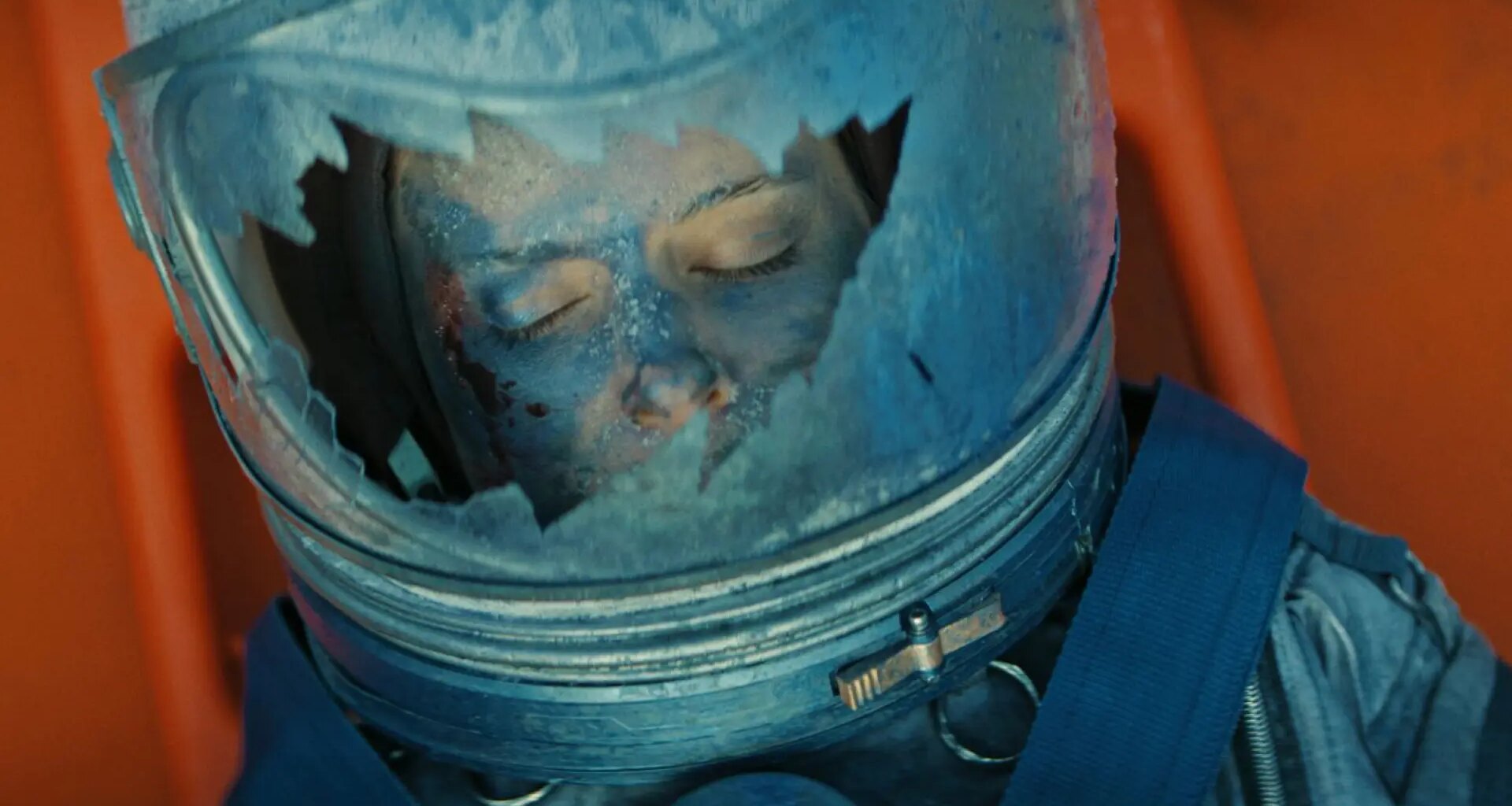 Kate Mara mira hacia el cielo en un digno ejercicio espacial