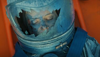 Kate Mara mira hacia el cielo en un digno ejercicio espacial