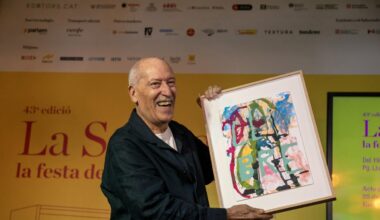 El escritor Andreu Martín recibe el 29 Premi Trajectòria de La Setmana del Llibre en Català