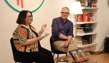 La directora de SEGRE, Anna Sàez, y el escritor Jaume Clotet, ayer en la librería Caselles de Lleida. - AMADO FORROLLA