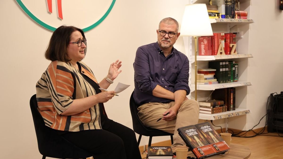 La directora de SEGRE, Anna Sàez, y el escritor Jaume Clotet, ayer en la librería Caselles de Lleida. - AMADO FORROLLA