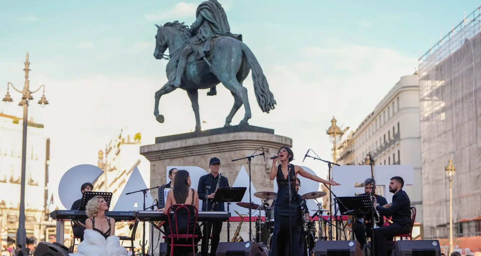 'Cabaret' toma la Puerta del Sol con el descaro y los números del musical recién estrenado en el UMusic Hotel de Madrid