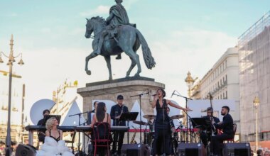 'Cabaret' toma la Puerta del Sol con el descaro y los números del musical recién estrenado en el UMusic Hotel de Madrid