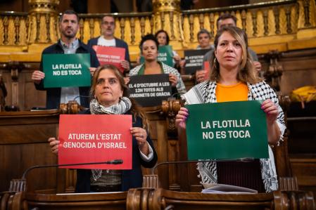La bancada de los Comuns, con las pancartas y los pañuelos en apoyo del pueblo palestino