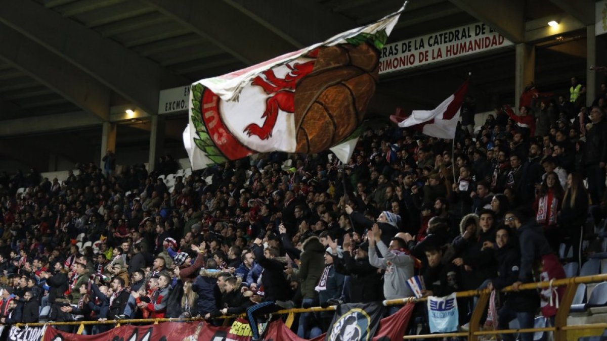 Fondo Sur del estadio Reino de León.
