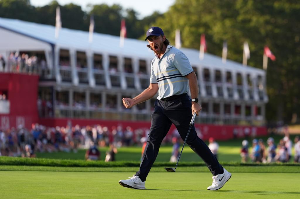 Fleetwood celebra un birdie en Bethpage