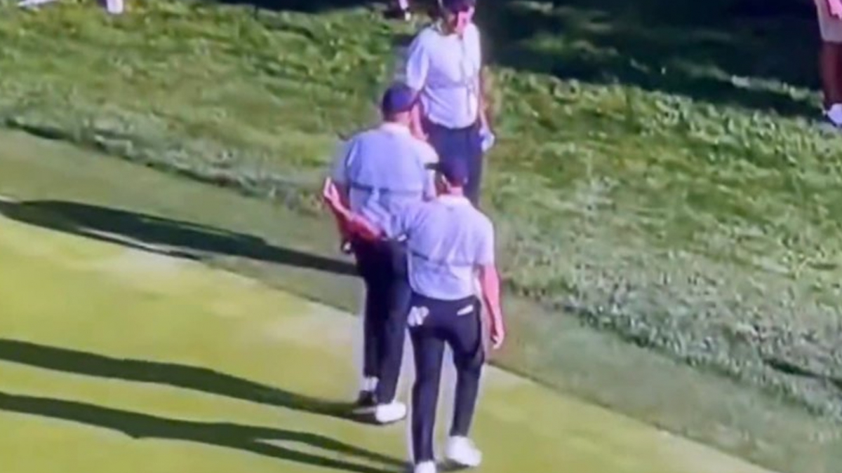 Rory McIlroy se cansa y le dedica una peineta a los 'hooligans' neoyorquinos