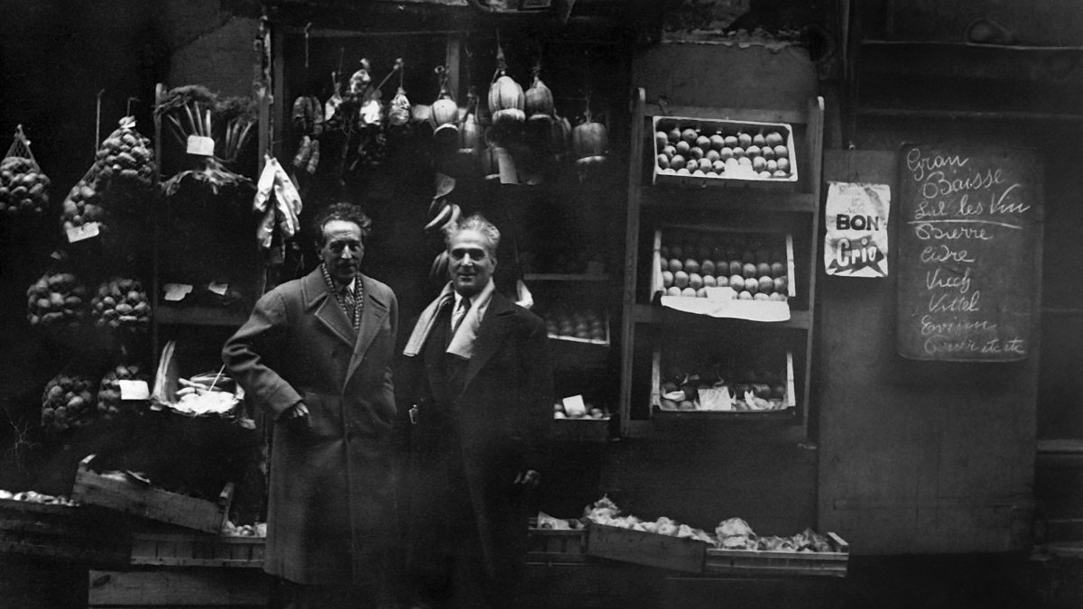 Jean Cocteau y Apel·les Fenosa frente al Palais-Royal, en 1954.