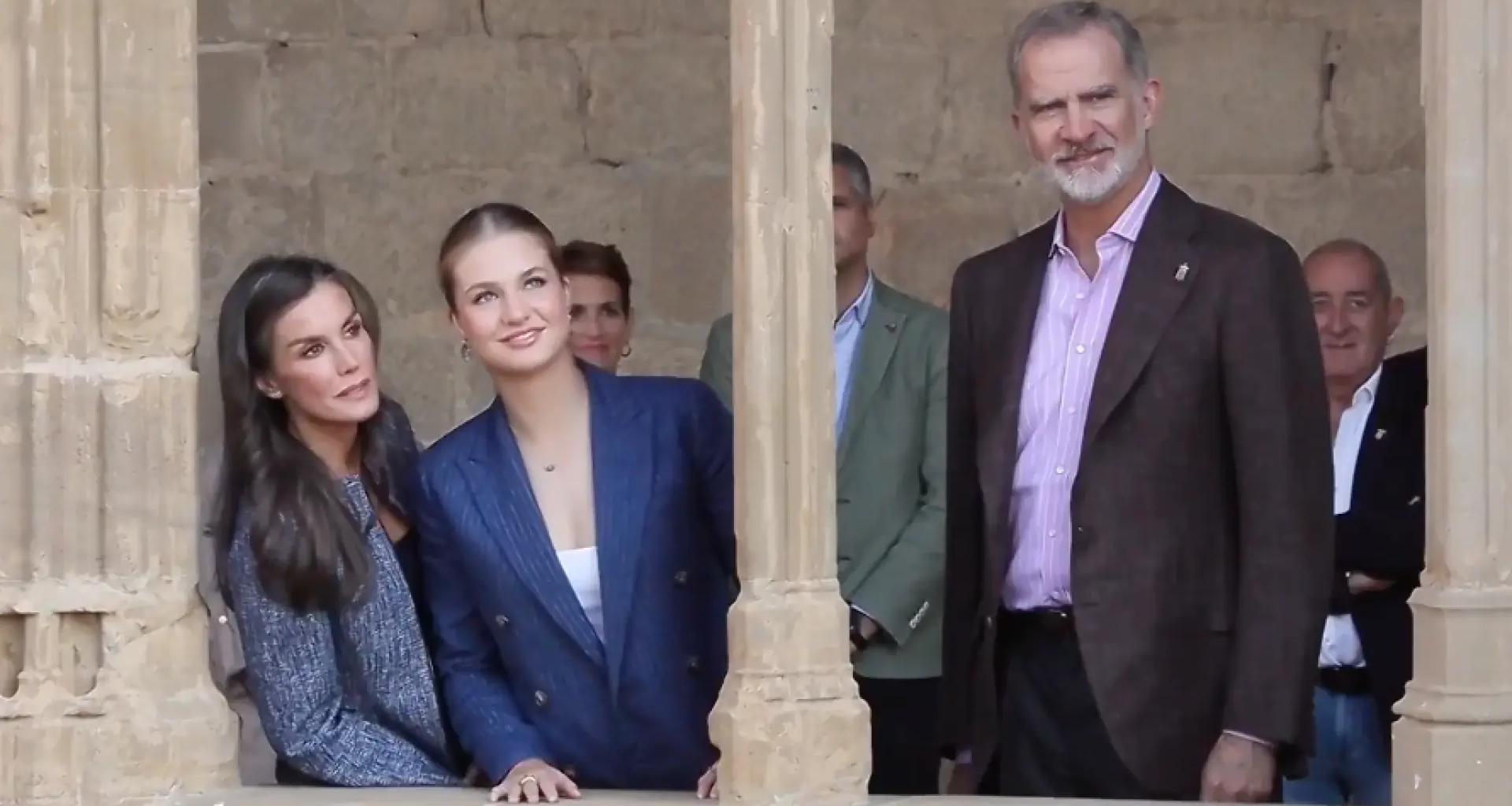La gran complicidad entre la Reina Letizia y la Princesa Leonor y el llamativo gesto del Rey Felipe en su visita a Olite