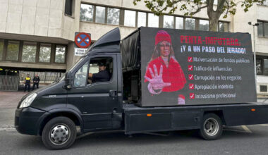 Hazte Oír moviliza un furgón con la foto de Begoña Gómez como «Penta-imputada» y vestida con birrete
