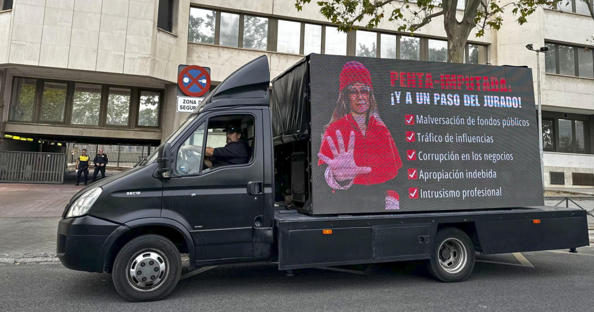 Hazte Oír moviliza un furgón con la foto de Begoña Gómez como «Penta-imputada» y vestida con birrete
