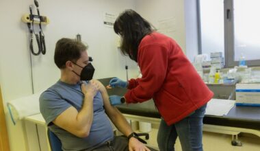 Vacunación de un paciente de riesgo en el centro de salud de Eras la campaña pasada.