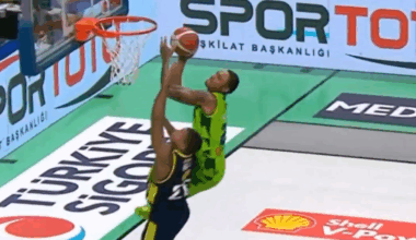 Sorprenden a Jasikevicius sobre la bocina con un espectacular alley-oop a 0,5 segundos