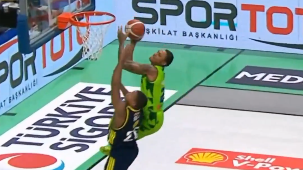 Sorprenden a Jasikevicius sobre la bocina con un espectacular alley-oop a 0,5 segundos