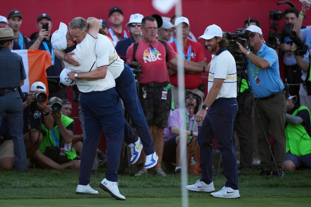 Shane Lowry levanta en brazos a Luke Donald tras ganar
