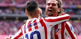 Älex Baena, futbolista del Atlético de Madrid, en el derbi ante el Real Madrid. Antoine Griezmann le felicita.