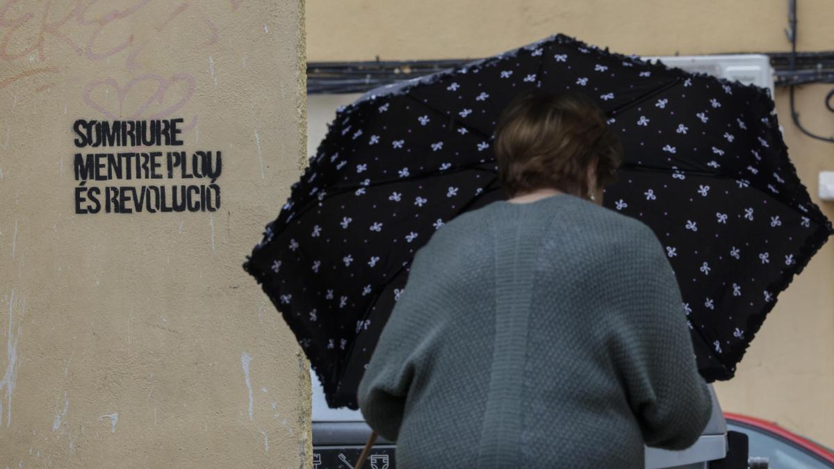 La AEMET declara la alerta roja en Valencia por lluvias torrenciales y vigila la evolución en la zona de la DANA, en directo