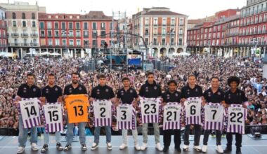 Los diez fichajes del Real Valladolid posan en el escenario de la Plaza Mayor durante la Feria y Fiestas de la Virgen de San Lorenzo.