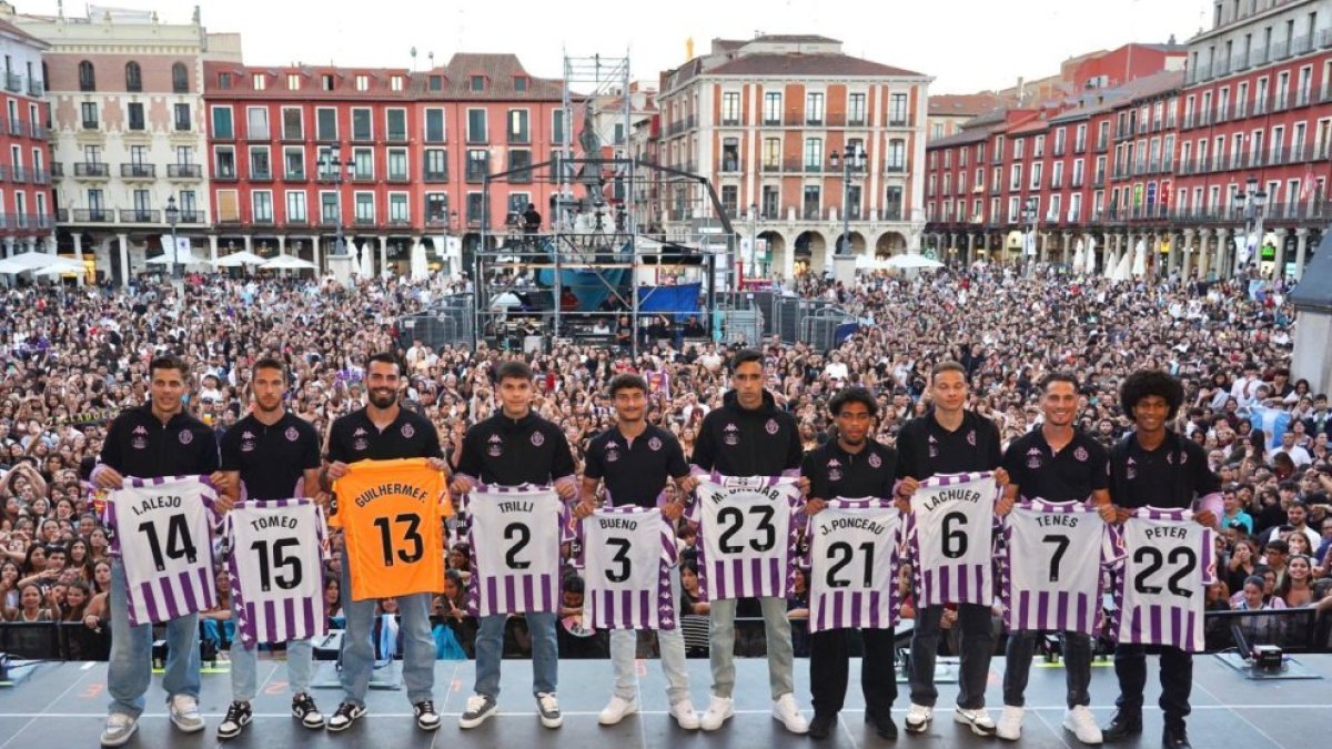Los diez fichajes del Real Valladolid posan en el escenario de la Plaza Mayor durante la Feria y Fiestas de la Virgen de San Lorenzo.
